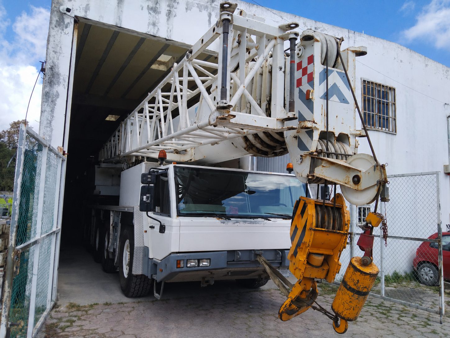 Grúa telescópica All Terrain Tadano Faun ATF 160G-5 de 160 ton