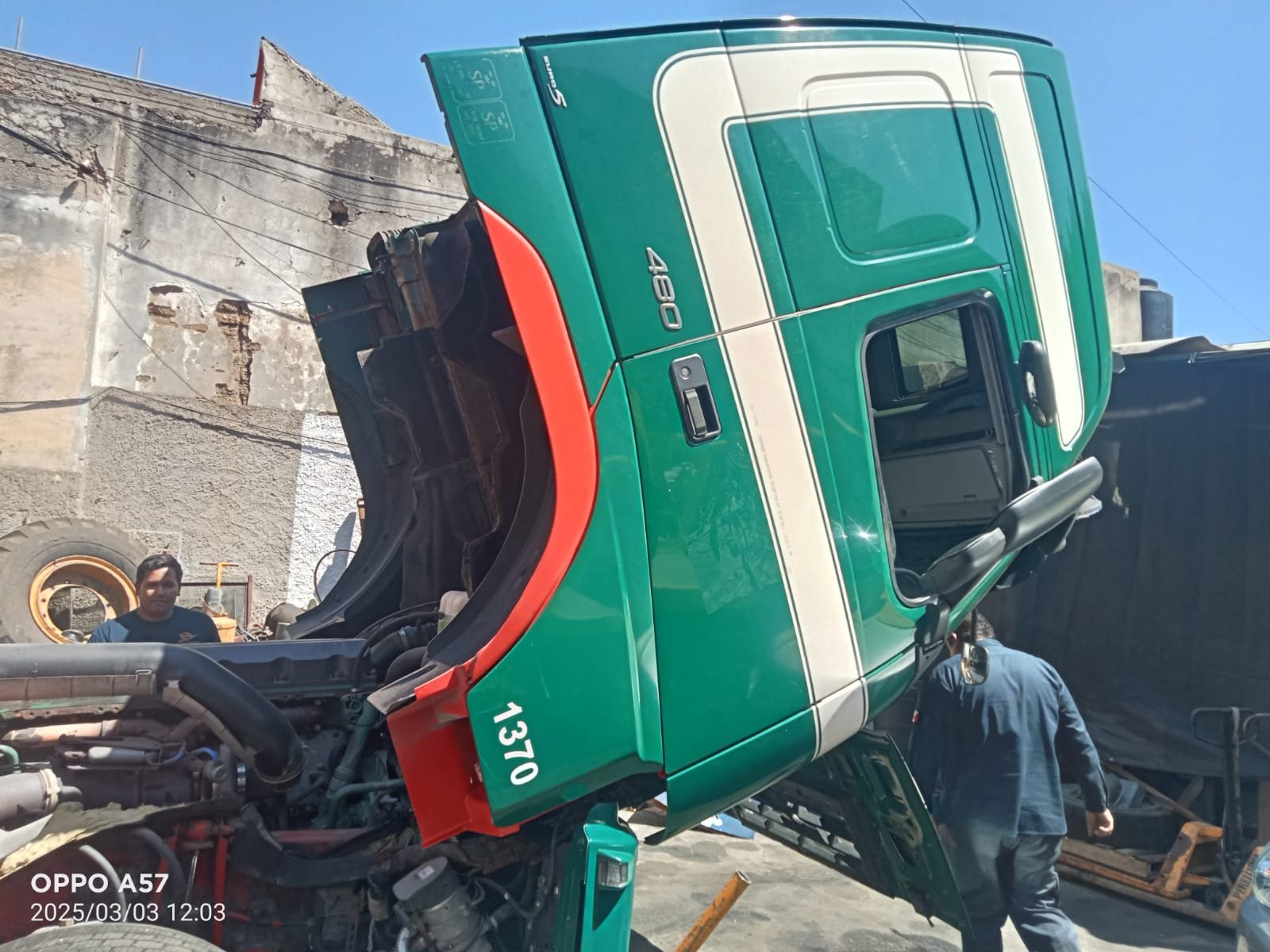 Camión Volvo FH480 6x2 con grúa articulada HMF 2420 y plataforma hidráulica año 2009