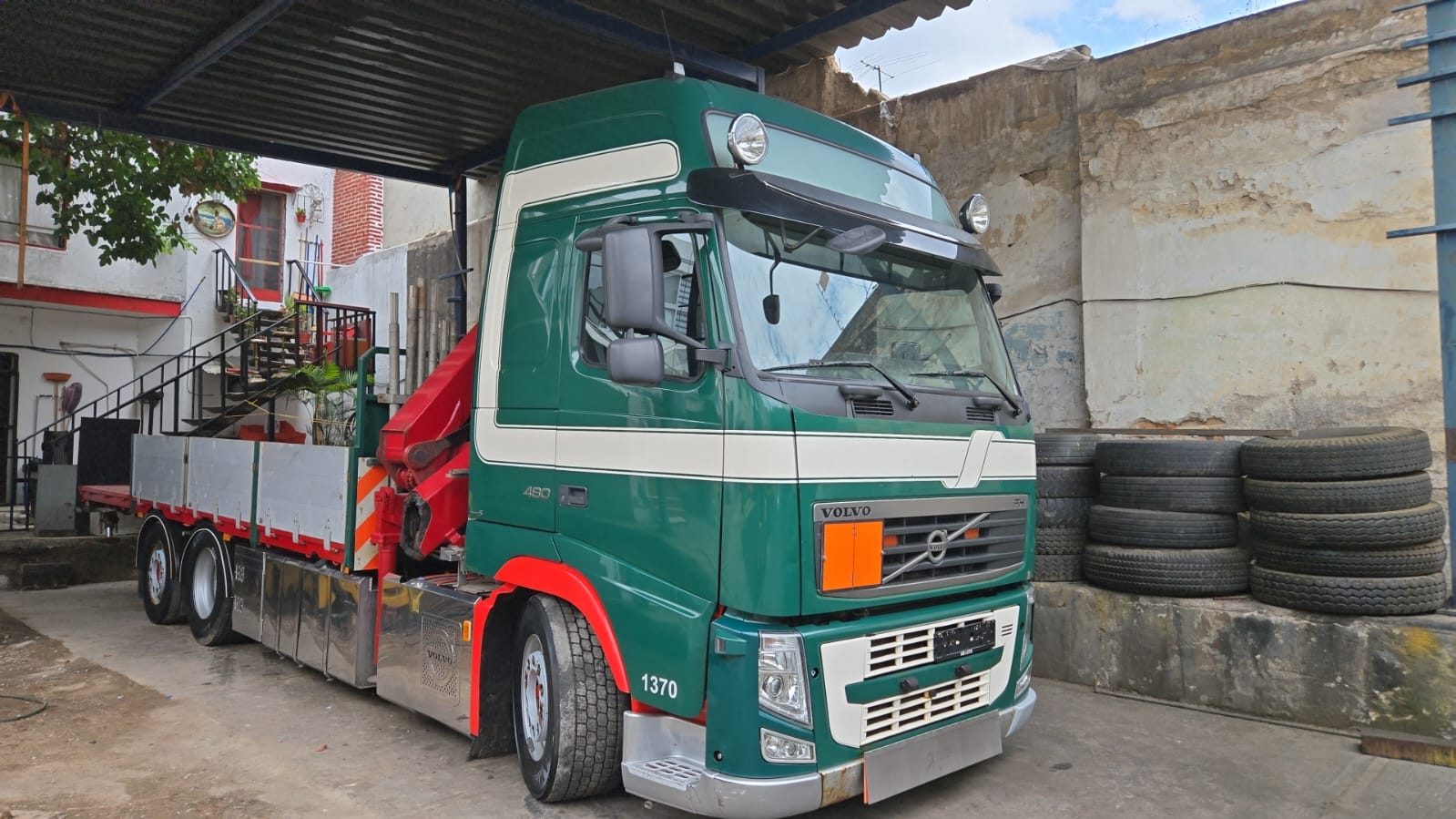 Camión Volvo FH480 6x2 con grúa articulada HMF 2420 y plataforma hidráulica año 2009