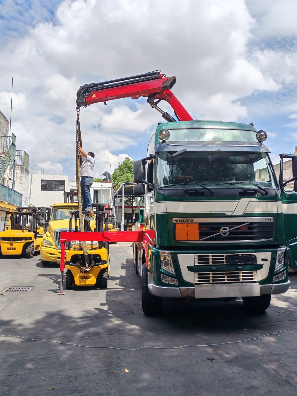 Camión Volvo FH480 6x2 con grúa articulada HMF 2420 y plataforma hidráulica año 2009