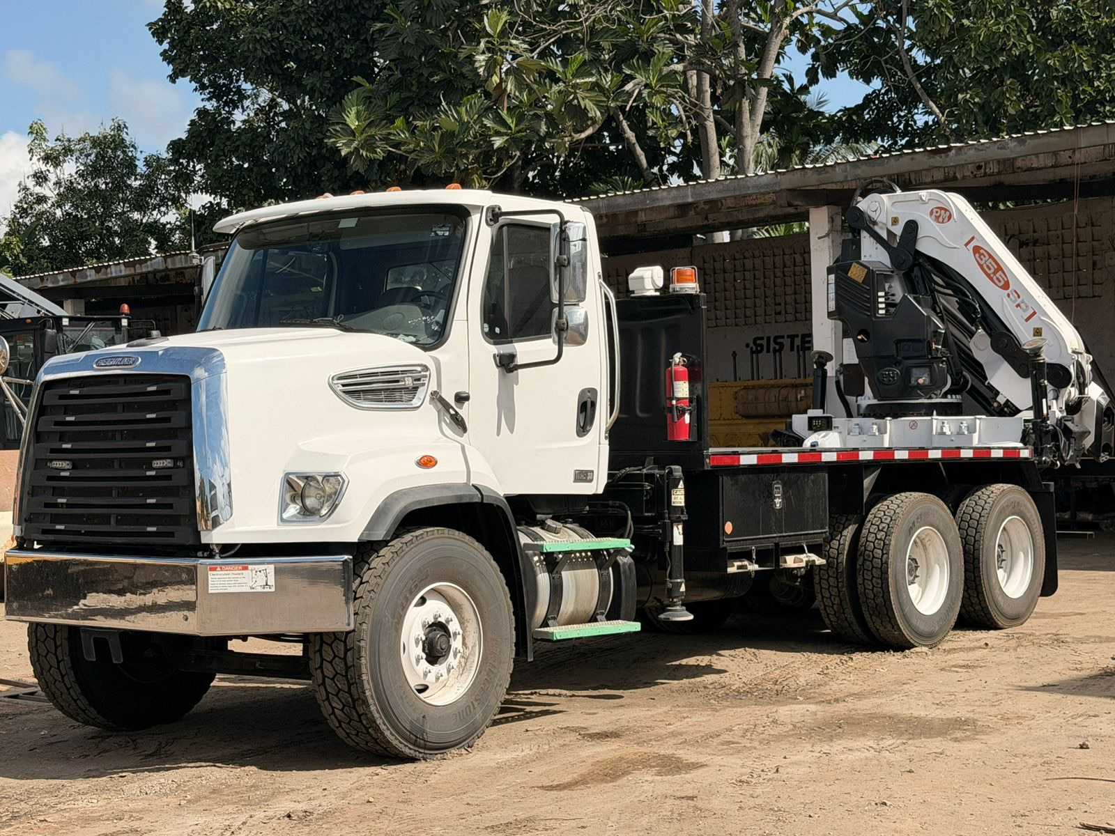 FREIGHTLINER 114SD 2014 CON GRÚA PM 35.5