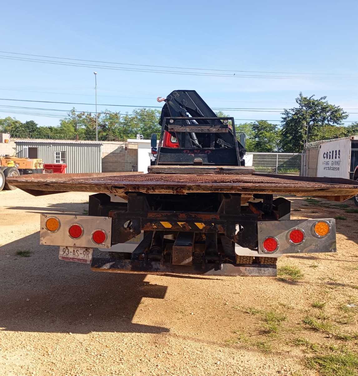 FREIGHTLINER M2 2007 CON GRÚA ARTICULADA IMT 25180K4 Y RAMPA HIDRÁULICA