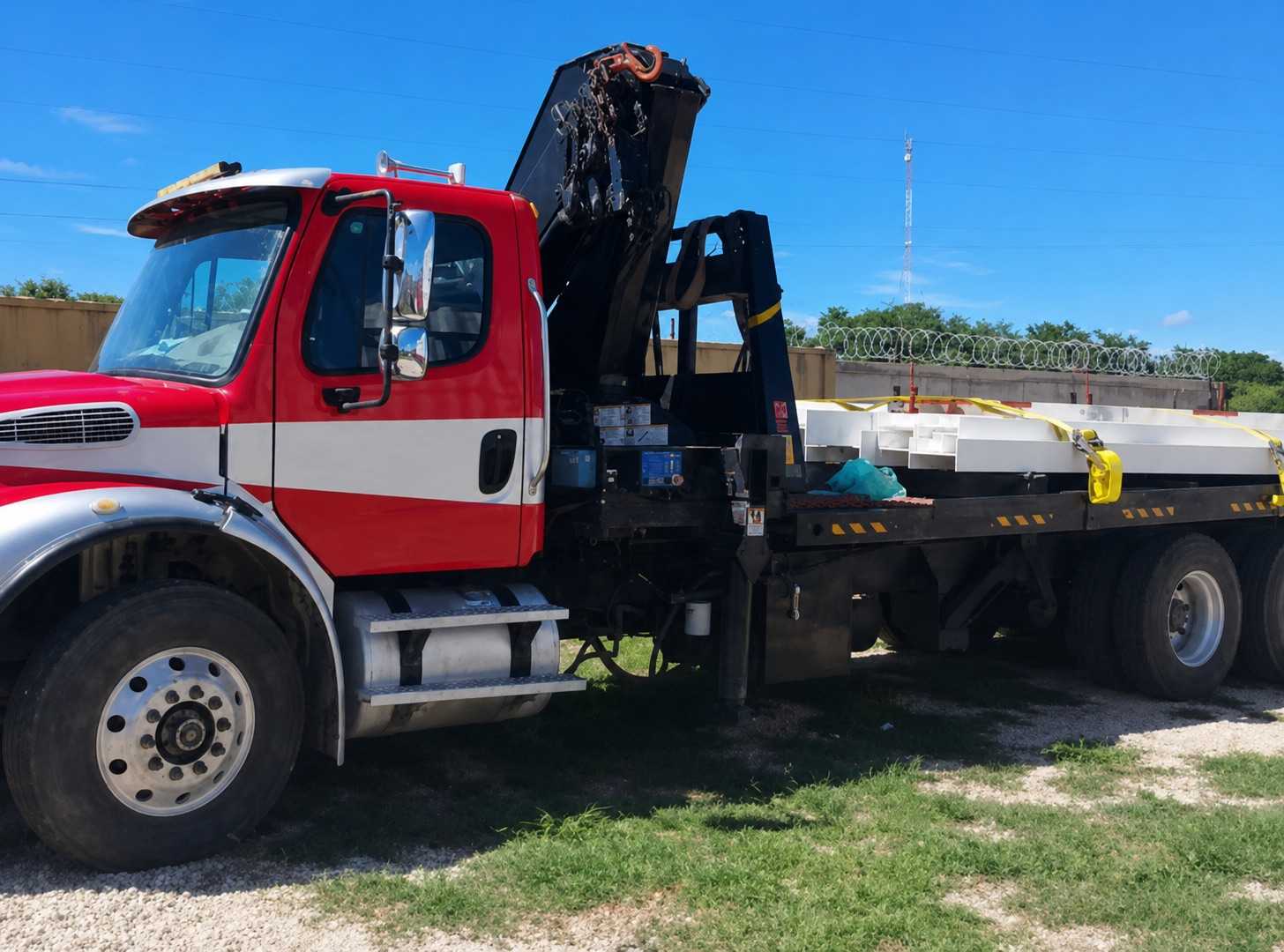 FREIGHTLINER M2 2007 CON GRÚA ARTICULADA IMT 25180K4 Y RAMPA HIDRÁULICA