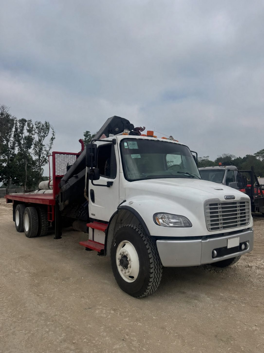 Grúa articulada HIAB 288E-4 HiPro de 9 ton sobre Freightliner 2004