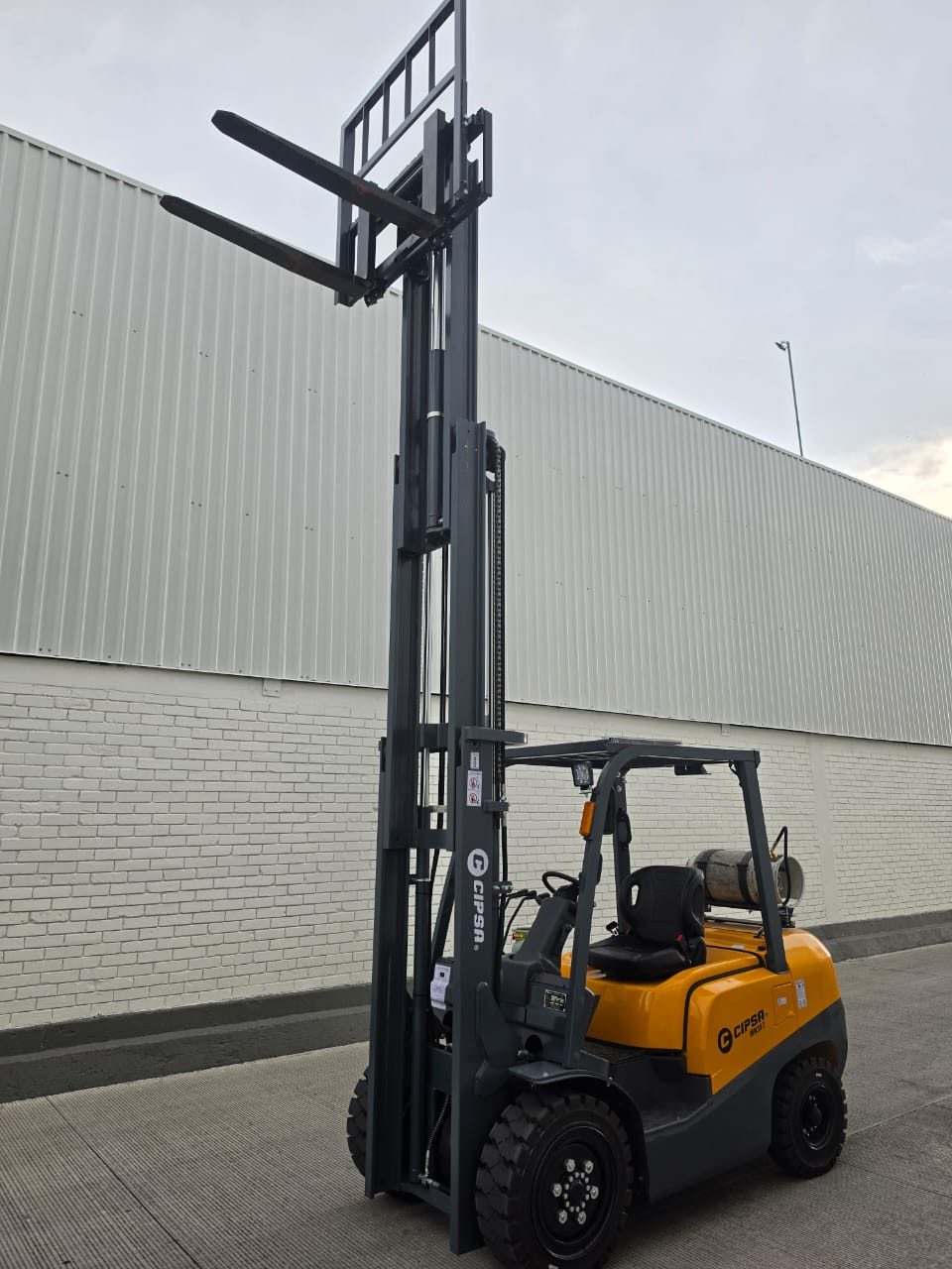 3.5 Ton Montacargas CIPSA MN35T Gas LP Mástil Triple 4.5 m