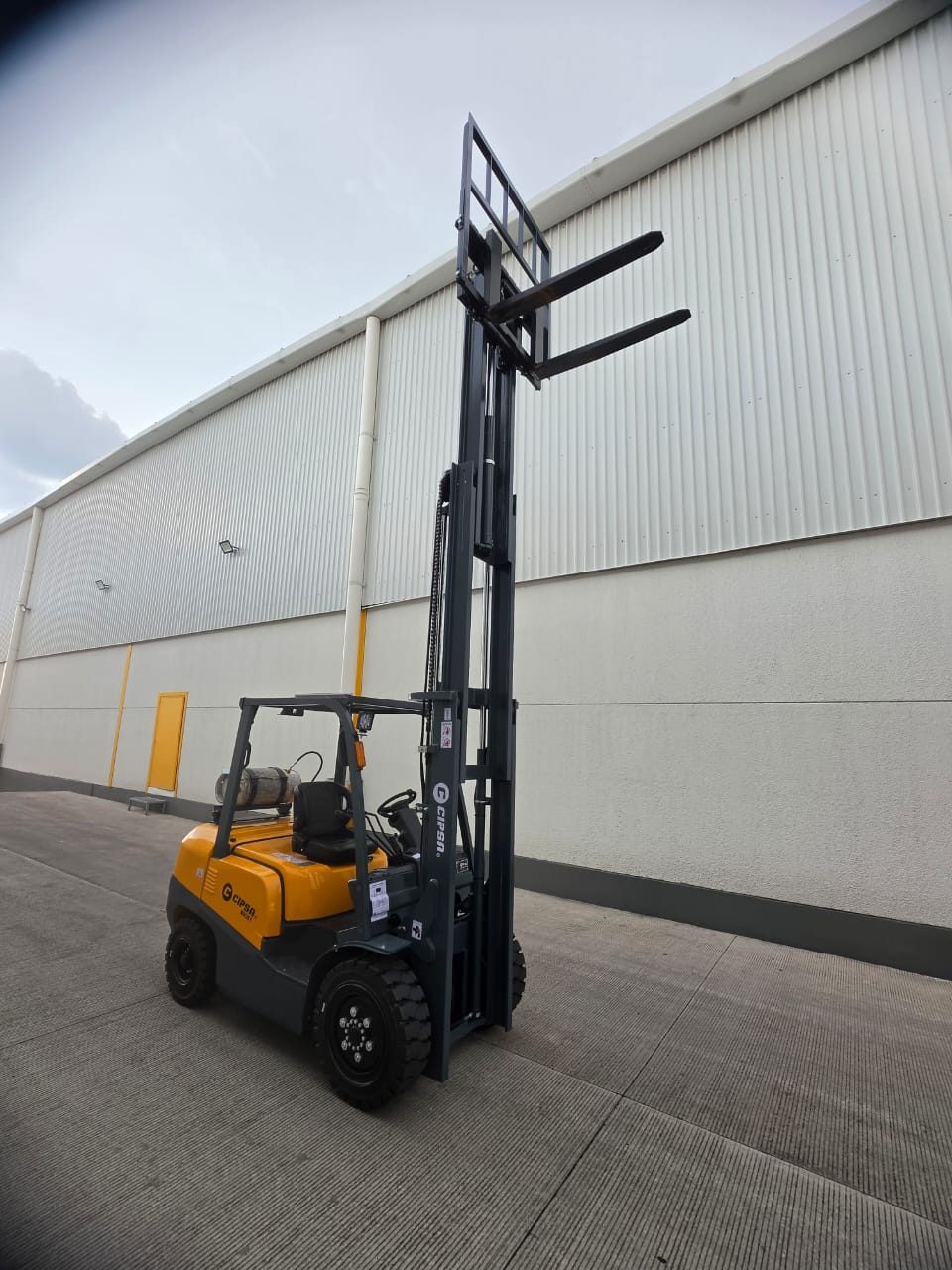 3.5 Ton Montacargas CIPSA MN35T Gas LP Mástil Triple 4.5 m