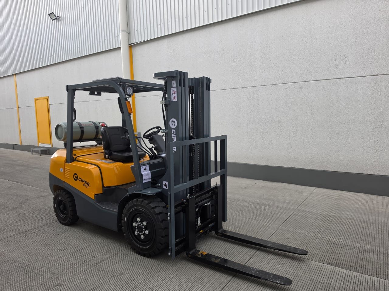 3.5 Ton Montacargas CIPSA MN35T Gas LP Mástil Triple 4.5 m