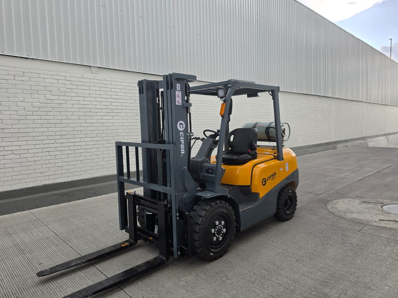 3.5 Ton Montacargas CIPSA MN35T Gas LP Mástil Triple 4.5 m