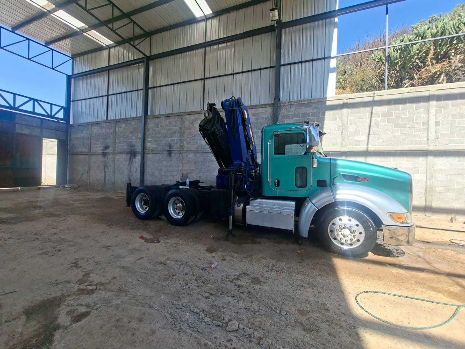 PETERBILT 2013 CON GRÚA PM 18 TON