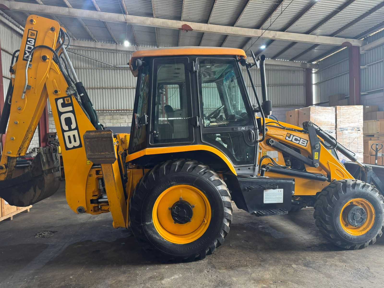 RETROEXCAVADORA JCB 4x4 EQUIPADA