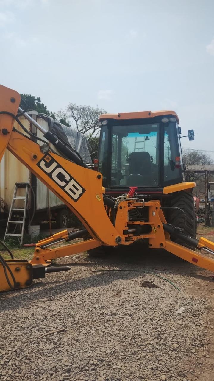 RETROEXCAVADORA JCB 4x4 EQUIPADA