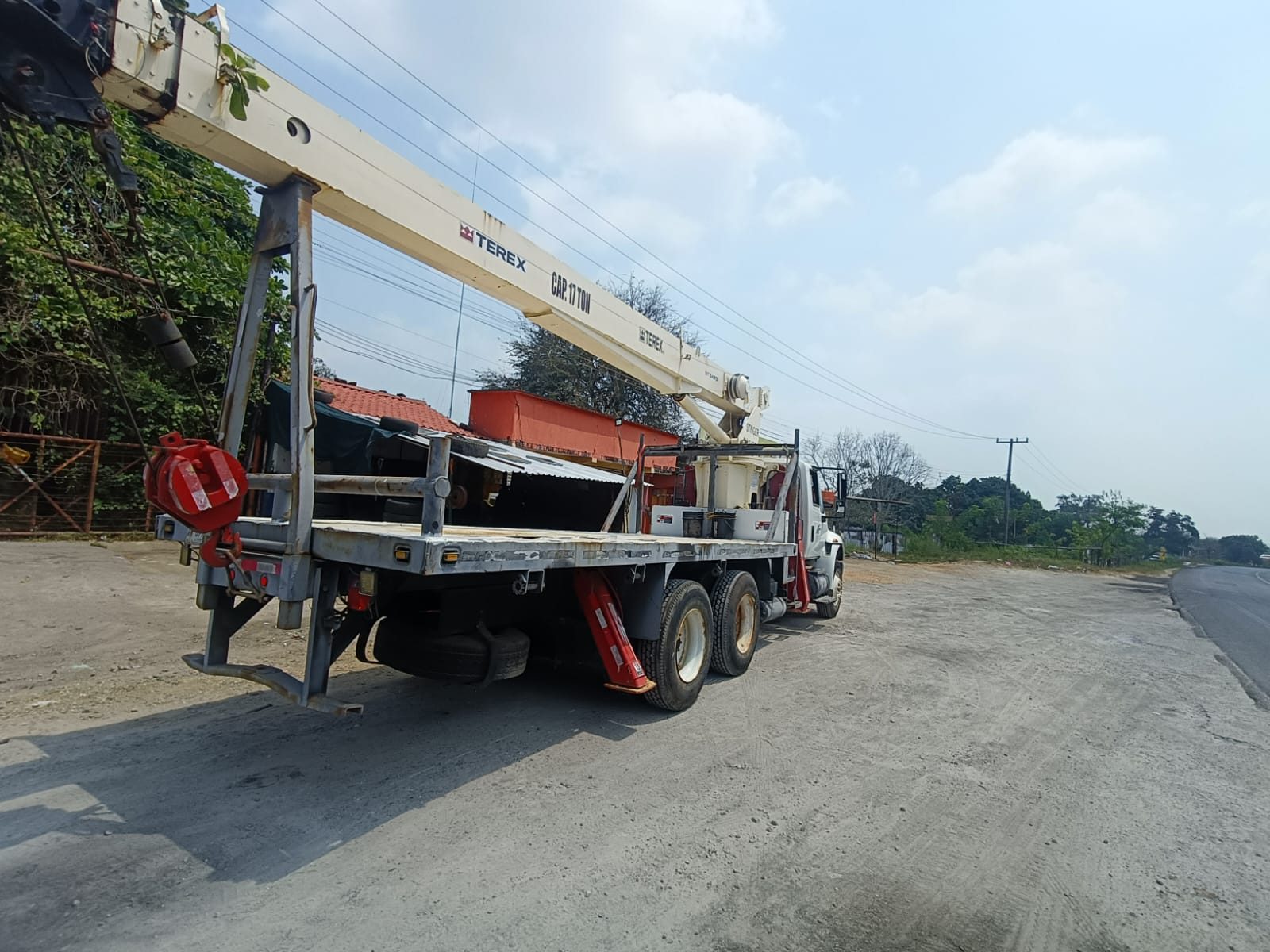 Grúa Titán Terex BT3470 de 17 ton sobre International 4400 Durastar 2012