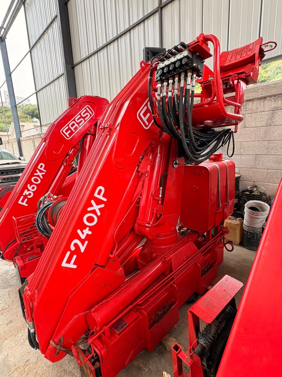 Grúa articulada FASSI F240XP año 2012